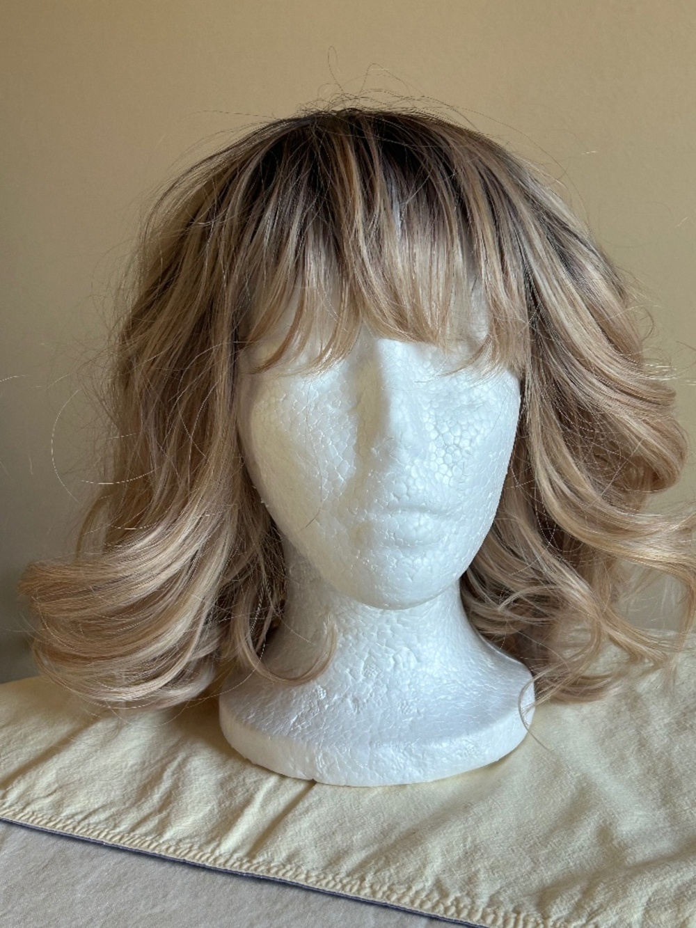 Agatha Wig By Outre Wigpop 12" DR4 Summer Blonde Pre-owned